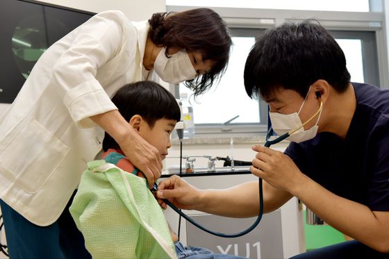 최용준 소아과 전문의가 지난 2일 오전 전남 곡성보건의료원에 마련된 소아과 진료실에서 아이들을 진료하고 있다. 곡성은 1960년 소아과 전문의 제도가 생긴 이후 처음으로 상시 소아과가 이날 문을 열었다. 뉴스 1