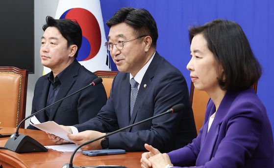 이재명 더불어민주당 대통령 후보가 2차 골목골목 경청투어에 나선 5일 오후 경기 여주시 구양리 마을회관을 찾아 즉흥 연설을 하고 있다. 뉴스1