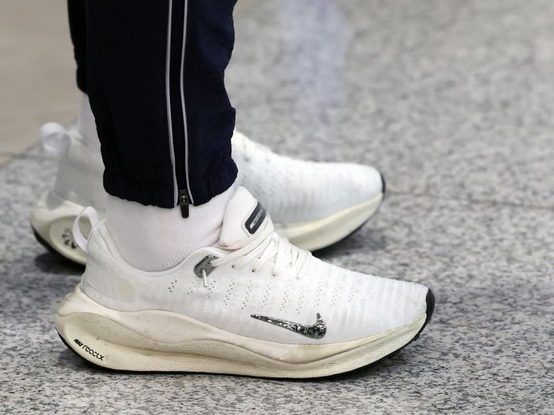 한국 배드민턴 대표팀 안세영이 5일 인천국제공항에 선수 개인용품 후원 신발을 신고 입국했다.  이날 대한배드민턴협회는 국가대표 선수의 개인 후원 계약을 허용한다고 밝혔다. [뉴스1]