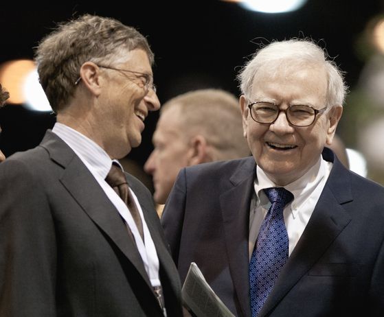 워런 버핏 버크셔 해서웨이 회장(오른쪽)과 빌 게이츠 마이크로소프트 창업자. AP=연합뉴스