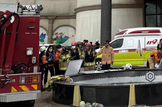 5일 오전 전남 완도군 완도읍 한 리조트에서 숙박객 14명이 두통과 어지럼증 등 가스중독 증상을 보여 소방 당국이 환자 이송을 준비하고 있다.   경찰과 소방 당국은 일산화탄소 중독에 의한 사고인 것으로 보고 정확한 경위를 조사 중이다. 연합뉴스