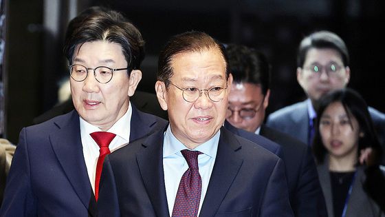 김문수 국민의힘 대선 후보와 한덕수 무소속 대선 예비후보가 5일 서울 종로구 조계사에서 열린 부처님오신날 봉축법요식에서 악수하고 있다. 2025.5.5. 대통령실사진기자단