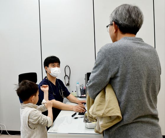 최용준 소아과 전문의가 지난 2일 오전 전남 곡성보건의료원에 마련된 소아과 진료실에서 아이들을 진료하고 있다. 곡성은 1960년 소아과 전문의 제도가 생긴 이후 처음으로 상시 소아과가 이날 문을 열었다. 뉴스1