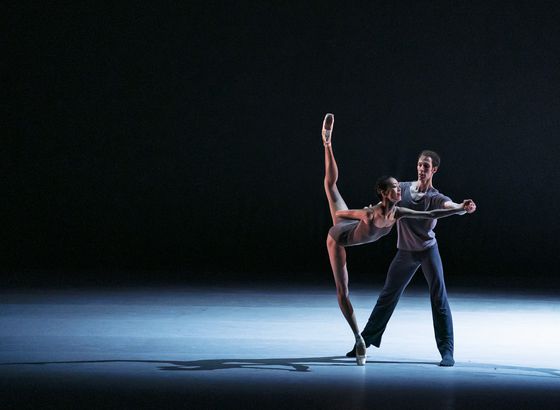 2019년 한국에서 열린 ‘르 프리미에 갈라’에서 이상은이 윌리엄 포사이스 안무작인 ‘바흐 듀엣’을 추고 있다. 사진 Baki