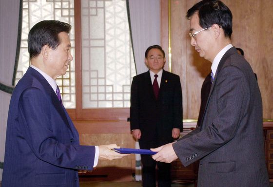 2001년 1월 당시 김대중 대통령이 청와대에서 한덕수 OECD 대사에게 임명장을 주고 있다. 진보 성향의 김대중은 '호남 출신 첫 대통령'이 됐다. 한덕수 전 총리는 보수 세력과 단일화해 당선되면 '호남 출신 첫 보수 대통령'이 된다. [청와대사진기자단]