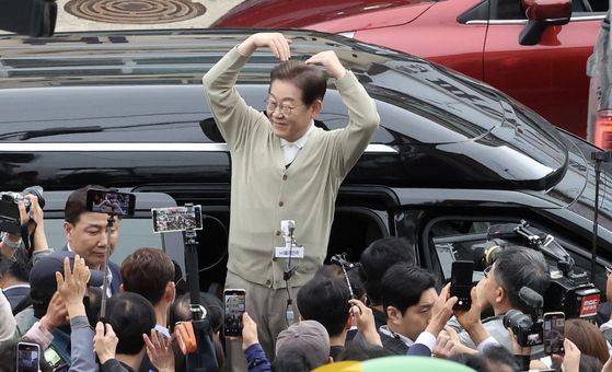 이재명 더불어민주당 대통령 후보가 골목골목 경청투어 이틀차를 맞은 6일 오전 충북 증평군 장뜰시장을 찾아 지지자에게 사인해주고 있다. 김성룡 기자