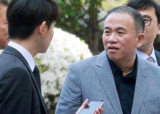 윤석열 전 대통령 부부 공천 개입 의혹의 핵심 인물인 명태균 씨가 지난달 30일 오전 검찰 조사를 받기 위해 서울 서초구 서울고검 청사로 출석하며 취재진의 질문에 답하고 있다. 뉴스1