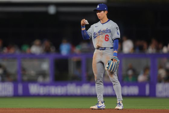 7회 수비 도중 상대 타자의 특징을 기록한 플레이 카드를 읽어보는 김혜성. 로이터=연합뉴스