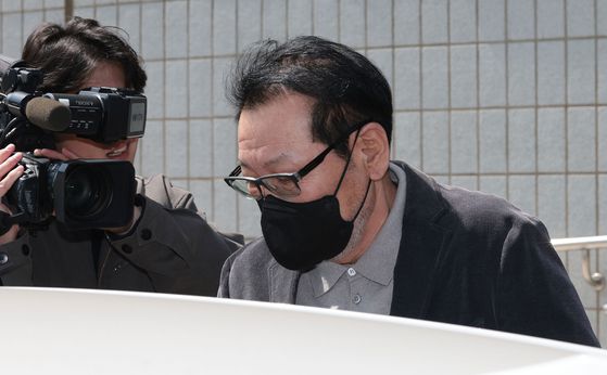 2018년 지방선거 당시 불법 정치자금을 수수한 혐의로 기소된 무속인 '건진법사' 전성배 씨가 지난달 7일 서울 남부지법에서 열린 불법 정치자금 수수 의혹 관련 재판을 마친 뒤 차량에 탑승하고 있다 연합뉴스