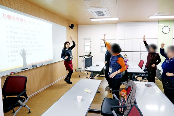 경기도 안산시 단원보건소에서 치매예방교실이 진행되고 있다. 장진영 기자