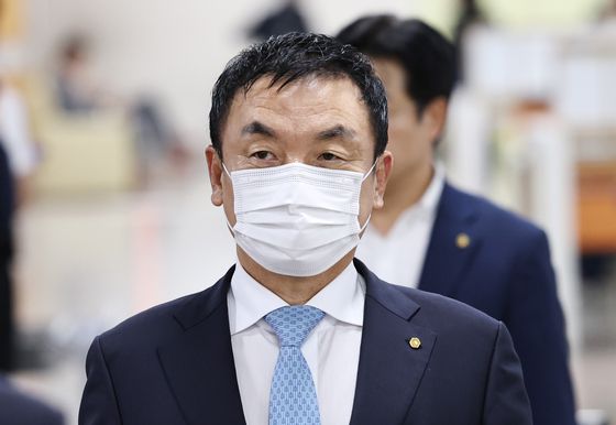 권오수 전 도이치모터스 회장이 지난해 9월 12일 오후 서울 서초구 서울고등법원에서 열리는 도이치모터스 주가조작 관련 항소심 선고공판에 출석하고 있다. 뉴스1