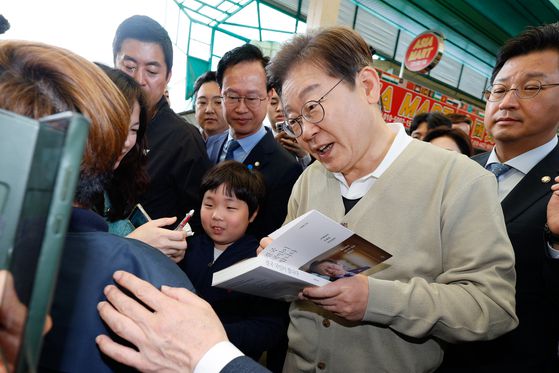 이재명 더불어민주당 대선 후보가 6일 오후 충북 옥천군 옥천읍 옥천공설시장을 방문해 시민들과 인사를 나누고 있다. 김성룡 기자