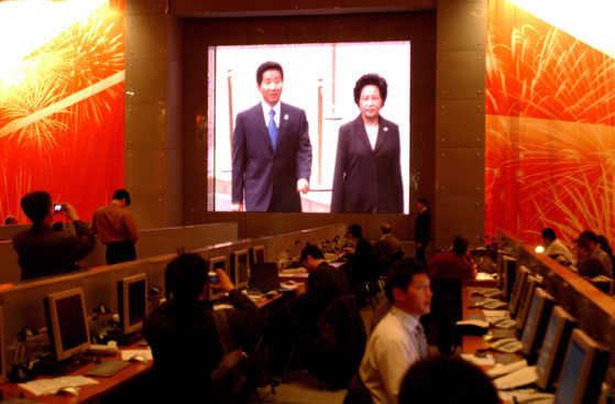 2005년 5월 9일(현지시간) 러시아의 전승 60주년 기념식에 참석중인 고 노무현 당시 대통령 내외가 크렘린궁에 도착하는 장면이 마련된 대형 스크린에 생중계되고 있다. 중앙포토