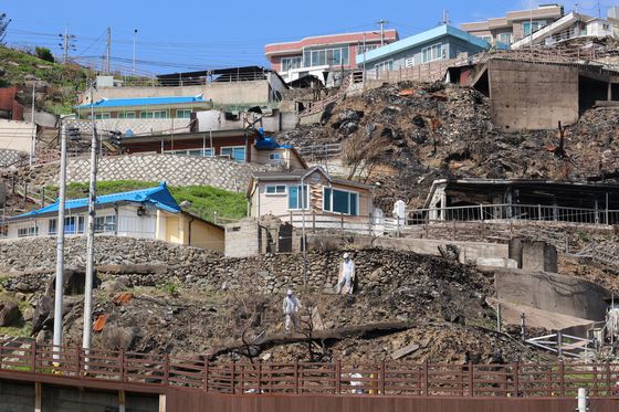 7일 경북 영덕군 영덕읍 석리의 산불 피해 집에서 작업자들이 폐기물을 치우고 있다. 연합뉴스