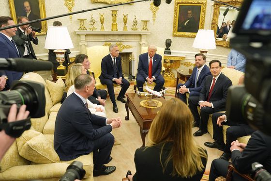 도널드 트럼프 미국 대통령과 마크 카니 캐나다 총리가 6일(현지시간) 미 워싱턴 DC 백악관에서 취재진에 둘러사인 채 환담을 하고 있다. AP=연합뉴스