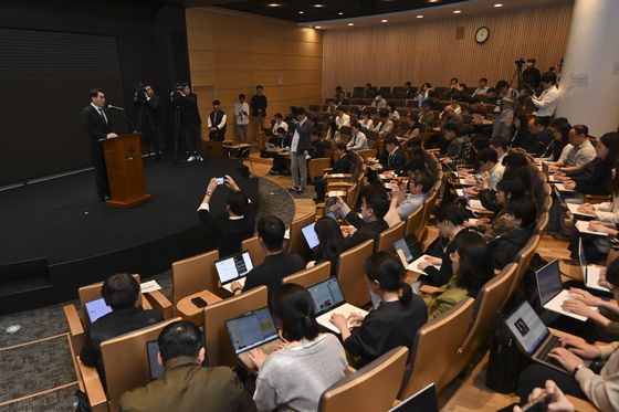 최태원 회장은 이날 '정보보호혁신위원회'를 구성해 "SK 전 그룹사를 대상으로 보안체계 전반을 점검하고 보안 시스템에 대한 투자를 확대하겠다"고 밝혔다. 김종호 기자