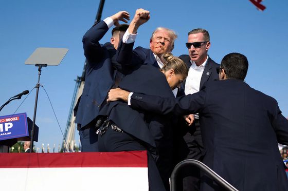 더그 밀스 NYT 기자에게 퓰리처상을 안긴 사진들. 도널드 트럼프 당시 후보의 피격 순간이다. [사진 퓰리처상 선정위원회]