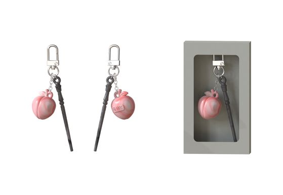 '쓸모'를 주제의식으로 하는 영화 '파과'의 굿즈 중 하나인 NFC 키링. 영화 속 등장하는 과일과 비녀를 키링으로 만들었다. NFC 키링을 제작한 브랜드는 '노플라스틱 선데이'. 휴대폰에 키링을 가져다 대면 운세를 확인하듯 '오늘의 쓸모'를 볼 수 있다. 사진 NEW