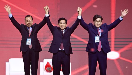 김문수 국민의힘 대선 후보와 한덕수 무소속 대선 예비후보가 5일 서울 종로구 조계사에서 열린 부처님오신날 봉축법요식에서 악수하고 있다. 대통령실사진기자단