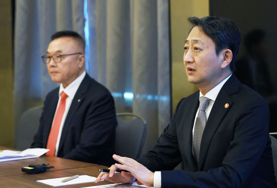 안덕근(오른쪽) 산업통상자원부 장관과 황주호 한국수력원자력 사장이 6일(현지시간) 체코 프라하에 도착해 취재진과 간담회를 하고 있다. 사진 산업통상자원부