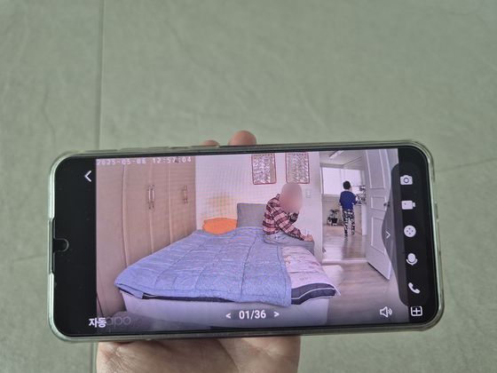 지난 6일 오후 12시 57분쯤 경기도 수원에 거주하는 이모(59)씨가 부모님이 자주 다니는 위치에 약 달력을 두고, 치매약 투약 여부를 AI 홈캠으로 살펴보고 있다. 독자 제공