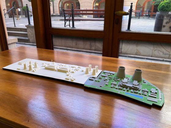 7일(현지시간) 체코 프라하 리히텐슈타인궁에서 열린 두코바니 신규 원자력발전소 관련 기자회견장에 전시된 두코바니 원전 5·6호기 모형. 프라하=임성빈 기자