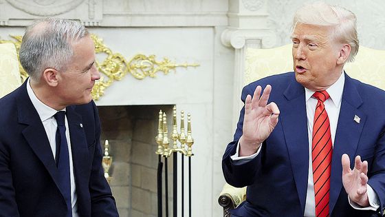 도널드 트럼프 미국 대통령(오른쪽)과 마크 카니 캐나다 총리가 6일(현지시간) 미 워싱턴 DC 백악관에서 환담을 하고 있다. 로이터=연합뉴스