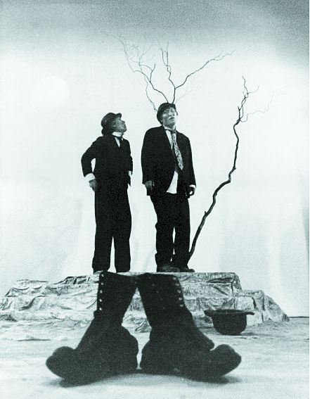 1969년 임영웅 연출이 초연한 '고도를 기다리며' 무대 모습. [중앙포토]