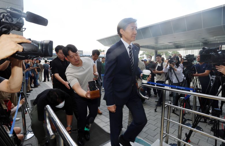 지난해 8월 31일 당시 조국 조국혁신당 대표가 문재인 전 대통령 뇌물 의혹 사건과 관련해 참고인 조사를 받기 위해 전주지검 청사로 들어가고 있다. 연합뉴스