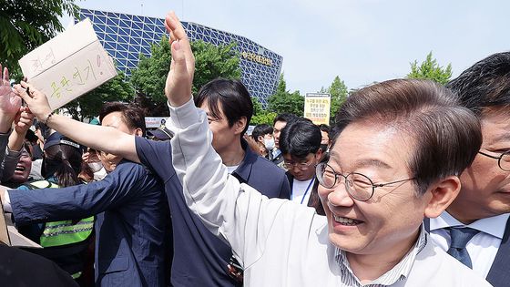 더불어민주당 기재위·정무위 소속 의원들이 7일 서울 서초구 서울고등법원 앞에서 기자회견을 열고 대선 출마 후보들의 선거운동 기간 중 잡혀있는 모든 공판기일을 대선 이후로 미룰것을 촉구하고 있다. 연합뉴스