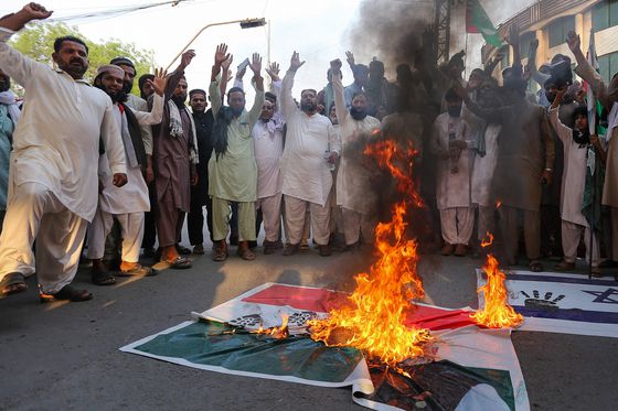 2025년 5월 7일 인도의 미사일 공격을 전하는 TV화면. 인도 정부는 이날 새벽 자국군이 파키스탄령 카슈미르 9곳을 공격하는 '신두르(힌디어로 기혼 여성이 머리에 찍는 붉은 분말) 작전'을 개시했다고 밝혔다. 인도가 군사 작전 이름을 신두르로 한 건 지난달 총기 테러로 남편을 잃은 아내들을 위해 복수한다는 의미라고 로이터는 전했다. 남편이 숨지면 아내는 신두르를 바르지 않는다. 신화=연합뉴스