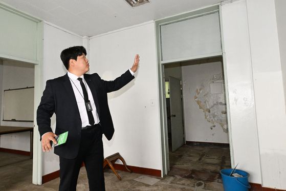 이준호 모이즈 대표가 지난 6일 오후 광주광역시 동구 옛 적십자병원 308호에서 80년 5월 당시 시민들의 헌혈행렬이 이뤄진 상황을 설명하고 있다. 뉴시스