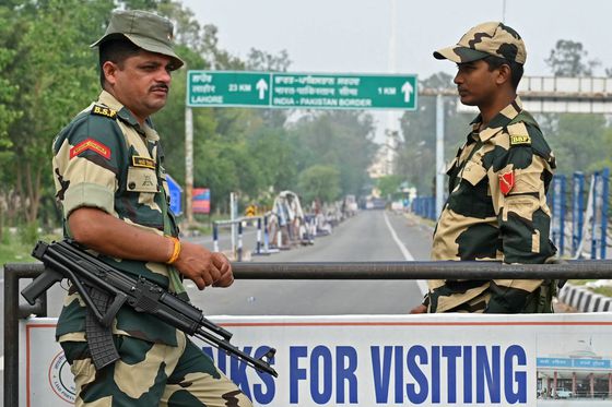 7일 파키스탄 펀자브주 무리드케에서 파키스탄군이 정부 소유 보건 교육 시설 앞에서 경계 근무를 서고 있다. 파키스탄 정부는 인도가 이날 무리드케를 비롯한 6곳에 미사일 공격을 가했다고 밝혔다. AFP=연합뉴스