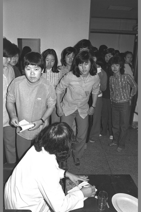 1980년 5월 21일 5·18 당시 계엄군의 집단 발포 직후 “환자를 수술할 혈액이 부족하다”는 소식에 시민과 학생 등이 광주 적십자병원에서 헌혈을 하기 위해 대기하고 있다. [중앙포토]