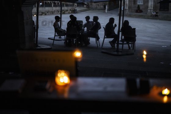 지난달 28일(현지시간) 스페인에서 발생한 대규모 정전 사태로 스페인 북서부 우렌세의 한 펍 내부에 촛불이 켜져 있고 사람들이 야외 의자에 앉아 있다. EPA=연합뉴스