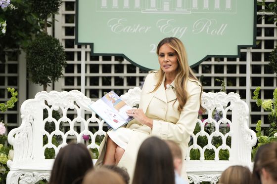 멜라니아 트럼프 여사가 지난달 21일 백악관에서 열린 부활절 달걀 굴리기 행사에서 참석한 어린이들을 위해 책을 읽어주고 있다. AP=연합뉴스