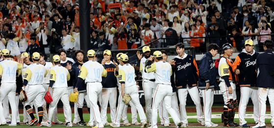 9연승을 달성한 뒤 하이파이브를 나누는 한화 선수들. 뉴스1