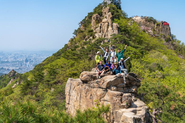 관악산은 외국인 관광객 사이에서 'K등산' 성지로 뜨고 있다. 암릉이 많아 험하지만, 산행의 만족도는 크다. 정상에서 서울 도심이 한눈에 내려다 보인다. 백종현 기자