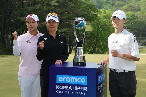 아람코 챔피언십 우승 트로피를 두고 함께 포즈를 취한 김효주, 대니엘 강, 박성현(왼쪽부터). 연합뉴스