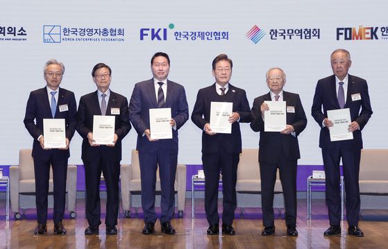 이재명 더불어민주당 대선후보가 8일 서울 중구 대한상공회의소에서 열린 경제5단체 간담회에서 경제5단체장들에게 정책 제언집을 전달 받은 후 기념촬영을 하고 있다.   왼쪽부터 최진식 한국중견기업연합회장, 윤진식 한국무역협회장, 최태원 대한상공회의소 회장, 이재명 후보, 손경식 한국경영자총협회장, 류진 한국경제인협회장. 뉴스1