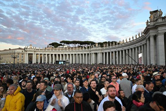 지난 7일(현지시간) 시스티나 성당 굴뚝에서 흰 연기가 피어오르길 기다리며 바티칸의 성 베드로 광장에 모인 신자들. AFP=연합뉴스