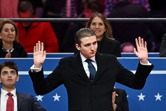 도널드 트럼프 미국 대통령의 막내 아들니 배런 트럼프가 지난 1월 20일 트럼프 대통령 취임식에서 청중들의 환호에 인사하고 있다. AFP=연합뉴스