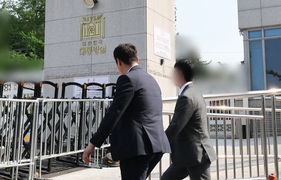 해병대원 순직사건 수사외압 의혹을 수사 중인 고위공직자범죄수사처(공수처) 수사관들이 대통령비서실과 국가안보실에 대한 압수수색을 시도하기 위해 7일 서울 용산구 대통령실 민원실 출입구로 들어서고 있다. 뉴스1