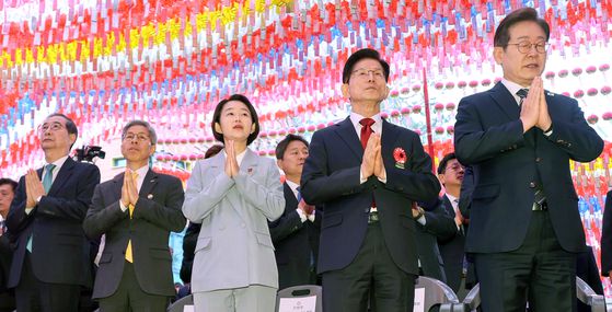 제21대 대통령선거 후보들이 5일 오전 서울 종로구 조계사에서 열린 불기 2569년 부처님 오신 날 봉축법요식에 참석해 불자들과 함께 합장하고 있다. 오른쪽부터 이재명 더불어민주당·김문수 국민의힘·김재연 진보당·권영국 정의당·한덕수 무소속 후보. 이준석 개혁신당 후보는 대구 동화사에서 열린 봉축법요식에 참석했다. 대통령실사진기자단