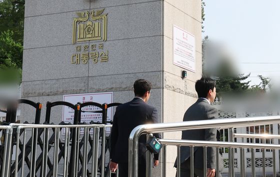 해병대원 순직사건 수사외압 의혹을 수사 중인 고위공직자범죄수사처(공수처) 수사관들이 대통령비서실과 국가안보실에 대한 압수수색을 시도하기 위해 지난 7일 서울 용산구 대통령실 민원실 출입구로 들어서고 있다. 뉴스1