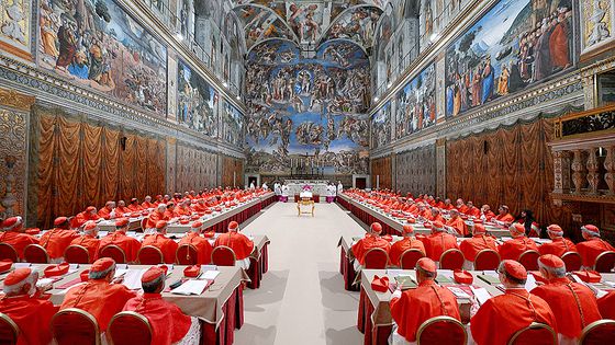 지난 7일(현지시간) 차기 교황을 선출하는 콘클라베를 위해 모인 추기경들이 시스티나 성당에서 기도하고 있다. 로이터=연합뉴스