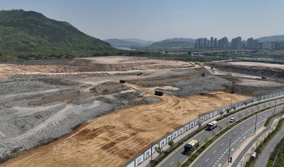 지난달 25일 세종시 세종동의 국회 세종의사당 예정부지에서 덤프트럭 등을 동원해 터닦기 작업을 하고 있다. 서울 여의도 국회의사당의 분원 성격으로 세종의사당을 짓기로 한 곳이다. [연합뉴스]