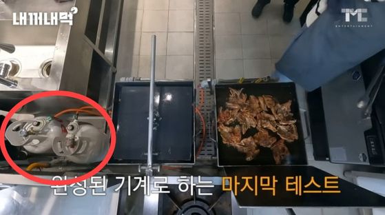 백종원 더본코리아 대표가 실내에 고압 가스통을 두고 그 옆에서 튀김 요리를 하는 장면. 사진 백 대표 유튜브 영상 캡처