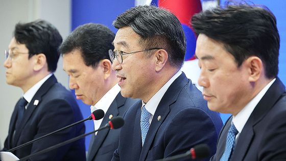 윤호중 더불어민주당 선거대책본부 총괄본부장이 8일 서울 여의도 민주당사에서 열린 총괄본부장단 회의에서 발언하고 있다. 왼쪽부터 천준호 전략본부장, 신정훈 조직본부장, 윤 총괄본부장, 강훈식 종합상황실장. 연합뉴스