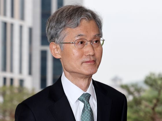 조희대 대법원장이 9일 오전 서울 서초구 대법원으로 출근을 하고 있다. 뉴스1